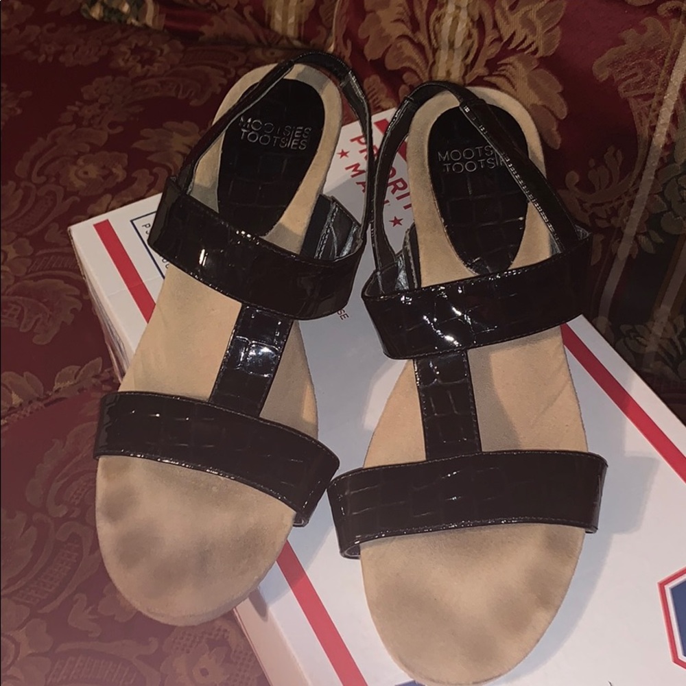 Sz 9 1/2 sandals by Mootsies Tootsies